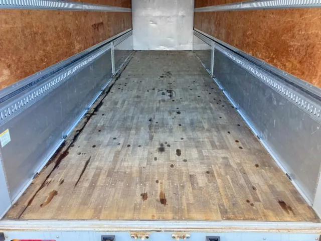 床は板張りです。|UDトラックス  2PG-CG5CAの写真12