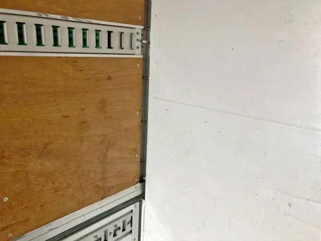 プロテクター助手席側の上下にフックが付いています。(下部フック欠損)|UDトラックス  2PG-CG5CAの写真14