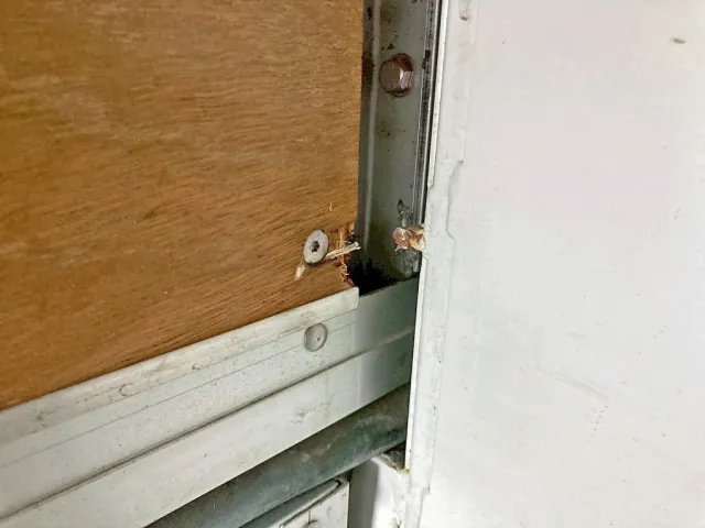 下部フックは欠損・フック付近のコンパネ板に割れがあります。|UDトラックス  2PG-CG5CAの写真16