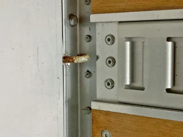 上部フック傍のラッシングレールにヘコミがあります。|UDトラックス  2PG-CG5CAの写真18