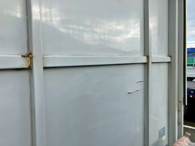 前壁骨組みに腐食 及び 壁に膨らみとサビがあります。|UDトラックス  2PG-CG5CAの写真20