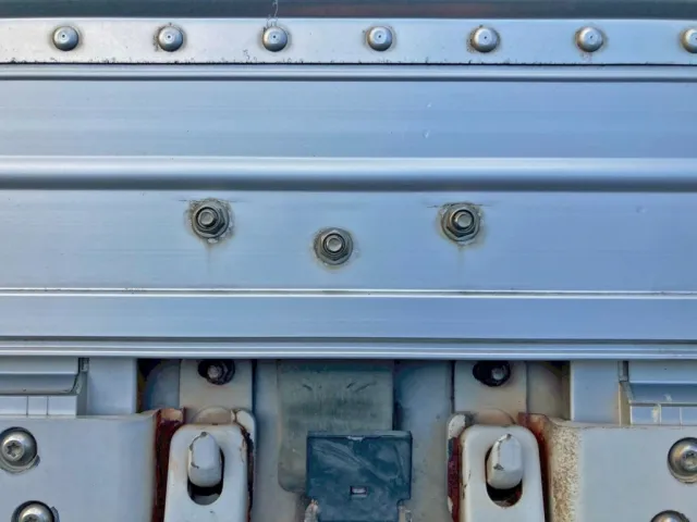 助手席側キャッチ取付部に亀裂があります。|UDトラックス  2PG-CG5CAの写真25