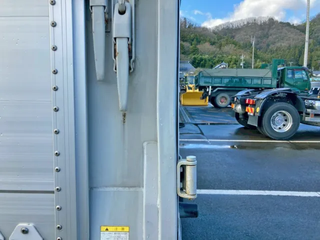 門口助手席側にヘコミがあります。|UDトラックス  2PG-CG5CAの写真30