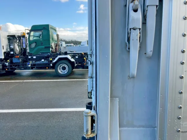 門口運転席側にヘコミがあります。|UDトラックス  2PG-CG5CAの写真31