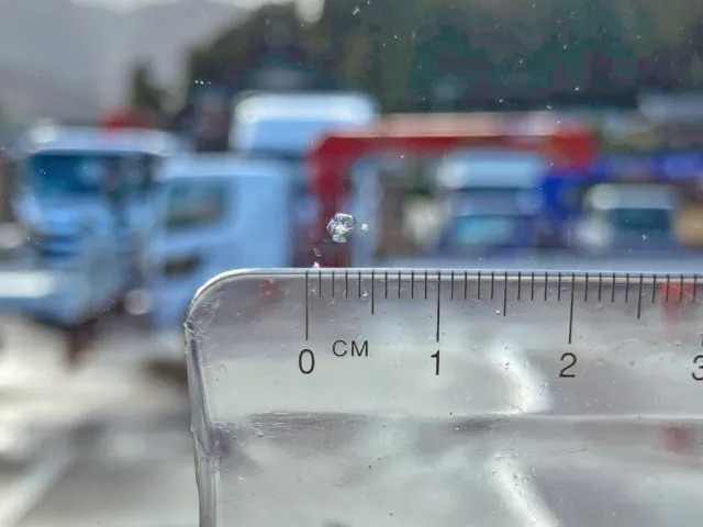 フロントガラスの運転席側上部に飛び石跡があります。|UDトラックス  2PG-CG5CAの写真35