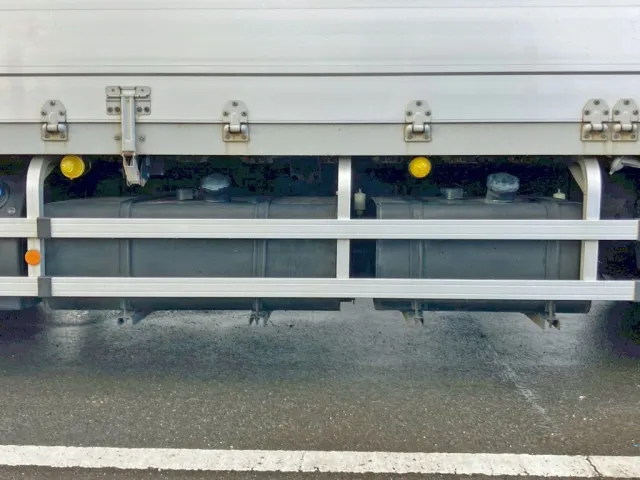 燃料タンクは300Lと200Lが付いています。|UDトラックス  2PG-CG5CAの写真37