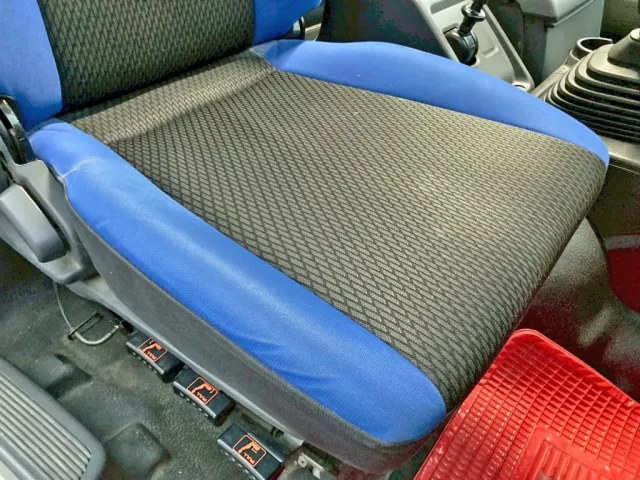 運転席座面にヘタリがあります。|いすゞ ギガ 2PG-CYM77CMの写真8