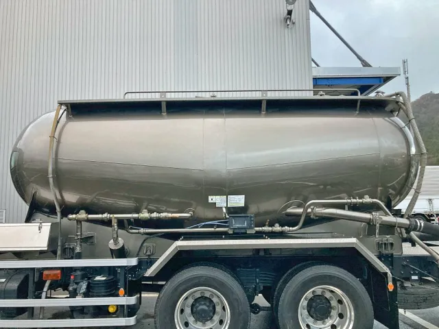 タンクの外観状態です。(助手席側)|いすゞ ギガ 2PG-CYM77CMの写真14