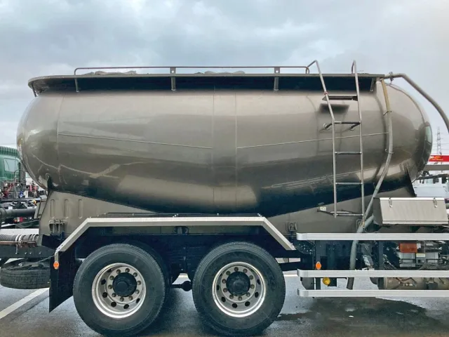 タンクの外観状態です。(運転席側)|いすゞ ギガ 2PG-CYM77CMの写真15