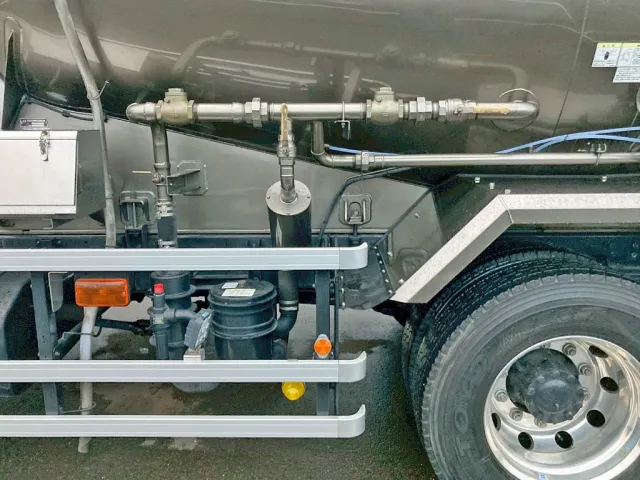 助手席側配管周りの状態です。|いすゞ ギガ 2PG-CYM77CMの写真16