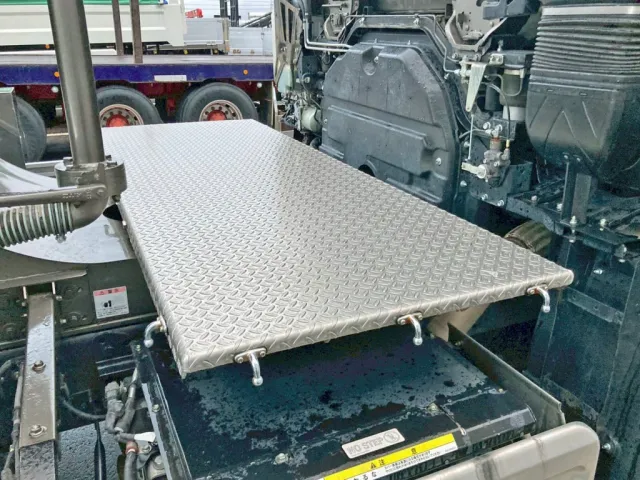 踊り場は縞板アルミです。|いすゞ ギガ 2PG-CYM77CMの写真22