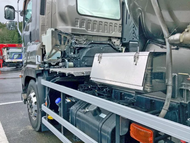 助手席側にステンレス製の工具箱が付いています。|いすゞ ギガ 2PG-CYM77CMの写真23