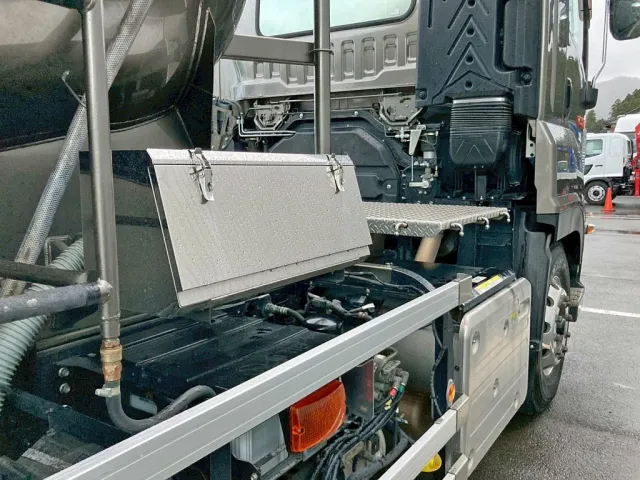 運転席側にステンレス製の工具箱が付いています。|いすゞ ギガ 2PG-CYM77CMの写真24