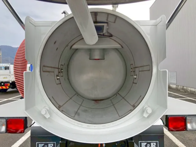 タンク内部の状態です。(タンクはステンレス製です)|いすゞ フォワード 2RG-FRR90S2(2WD)の写真12