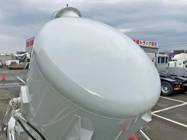 タンク前鑑もステンレス製です。|いすゞ フォワード 2RG-FRR90S2(2WD)の写真14