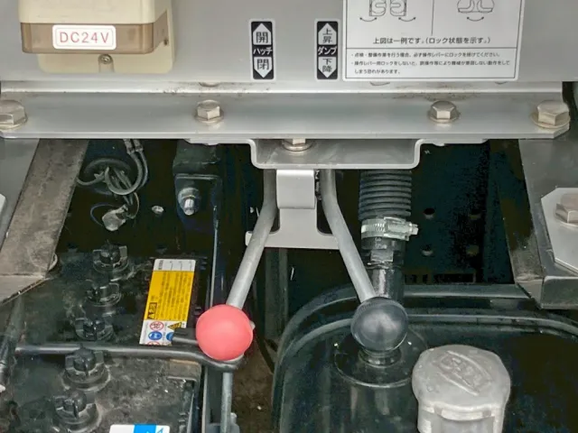 ハッチの開閉 及び ダンプアップの操作レバーです。|いすゞ フォワード 2RG-FRR90S2(2WD)の写真25
