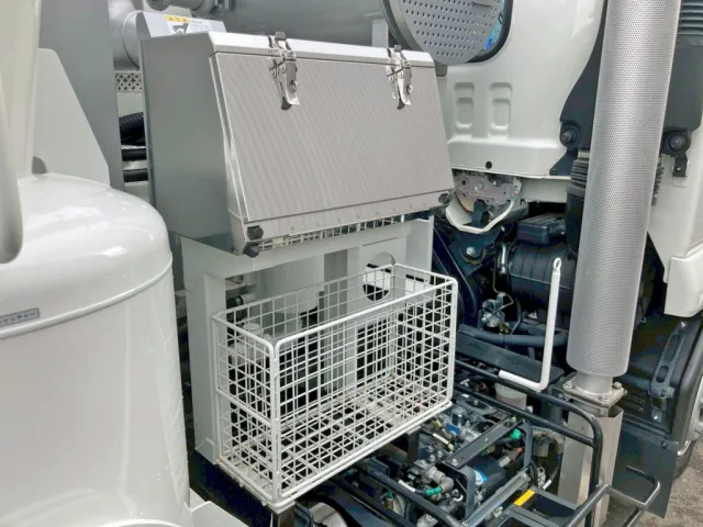 運転席側にステンレス製の工具箱 及び 物入れが付いています。|いすゞ フォワード 2RG-FRR90S2(2WD)の写真31