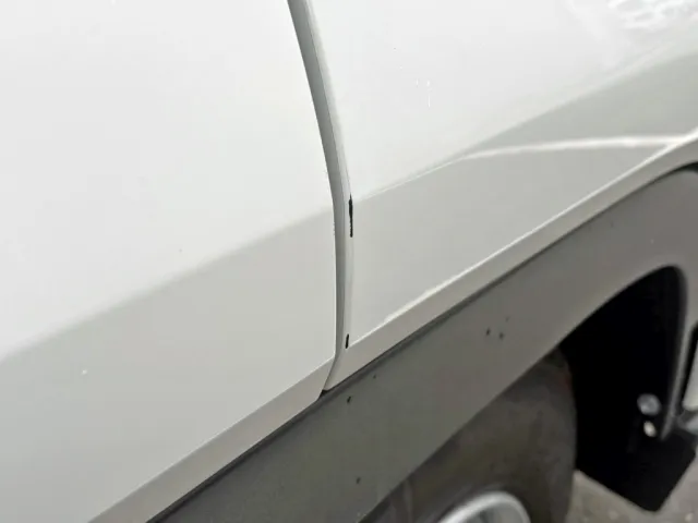 運転席ドアのエッジ部にキズがあります。|いすゞ フォワード 2RG-FRR90S2(2WD)の写真32