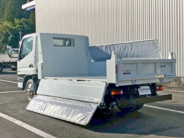 アオリを開いた状態です。(コボレーンは地面に接地します)|三菱 キャンター 2RG-FBA60(2WD)の写真3