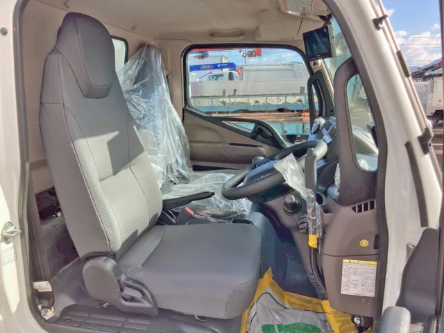 乗車定員は3名です。|三菱 キャンター 2RG-FBA60(2WD)の写真7
