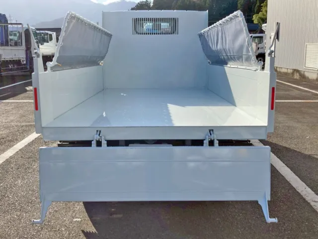 リヤゲートは上開きもできます。|三菱 キャンター 2RG-FBA60(2WD)の写真15