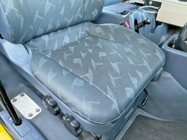 運転席座面にヘタリがあります。|日野 プロフィア BDG-FS1EPYA(6x4)の写真8