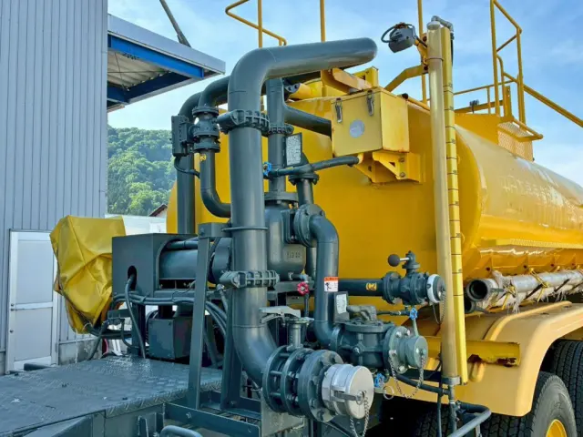 タンク前方の配管はステンレス製です。(助手席側)|日野 プロフィア BDG-FS1EPYA(6x4)の写真15