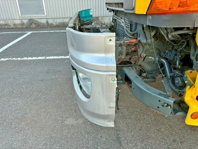 フロントバンパー助手席側端のカバーが欠品しています。|日野 プロフィア BDG-FS1EPYA(6x4)の写真26