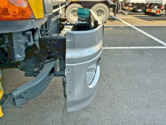 フロントバンパー運転席側端のカバーが欠品しています。|日野 プロフィア BDG-FS1EPYA(6x4)の写真28