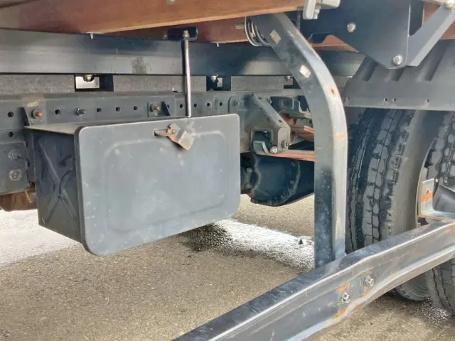 ボディー助手席側中央部に工具箱が付いています。|三菱 キャンター 2PG-FEB90(2WD)の写真13