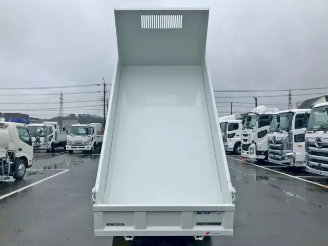 床は鉄板です。|三菱 キャンター 2RG-FBA60(2WD)の写真8