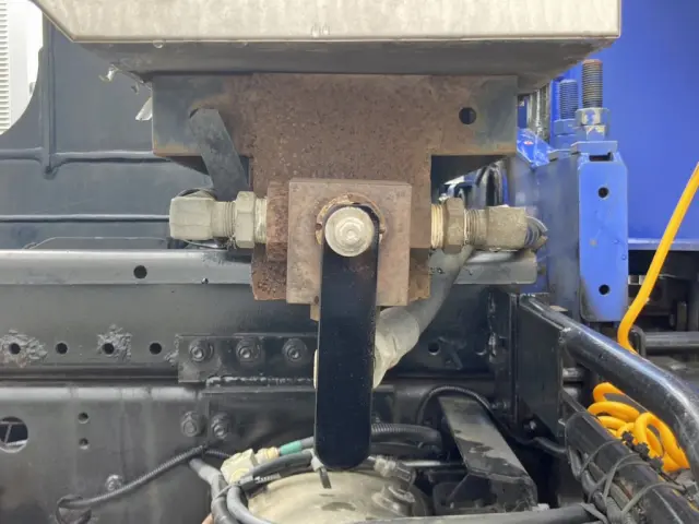 工具箱下部に油圧の切り替えバルブが付いています。(クレーン作動時の状態です)|三菱 ファイター TKG-FK62FYの写真18