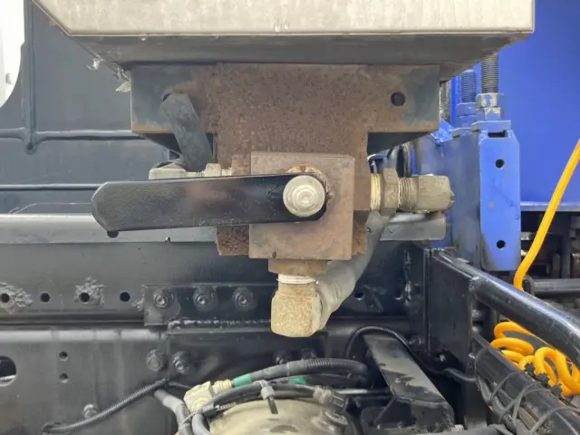 油圧の切り替えバルブです。(アームロール作動時の状態です)|三菱 ファイター TKG-FK62FYの写真19