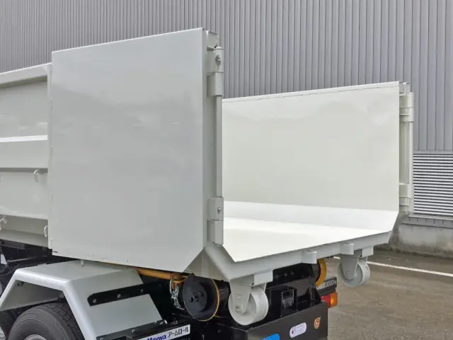 コンテナのリヤゲートは観音開き式です。(助手席側)|三菱 キャンター 2RG-FBAV0(2WD)の写真11
