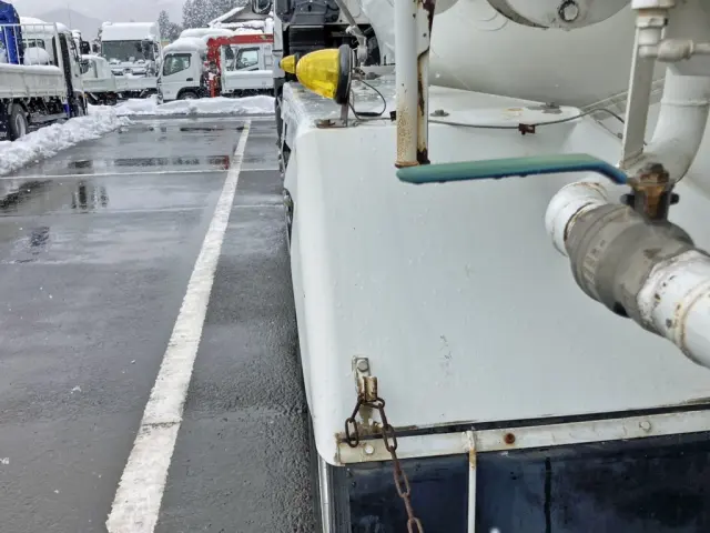助手席側リヤフェンダー歪みの為、全幅オーバーしています。|いすゞ ギガ KL-CYL23Q4の写真26
