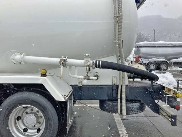 助手席側後方の配管周りの状態です。|いすゞ ギガ KL-CYL23Q4の写真27