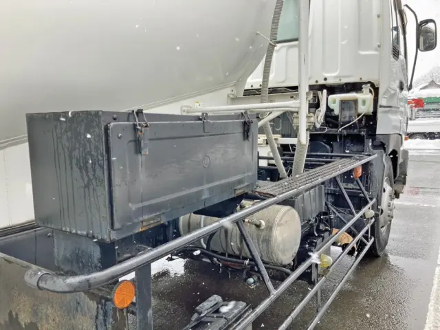 運転席側に工具箱が付いています。|いすゞ ギガ KL-CYL23Q4の写真30