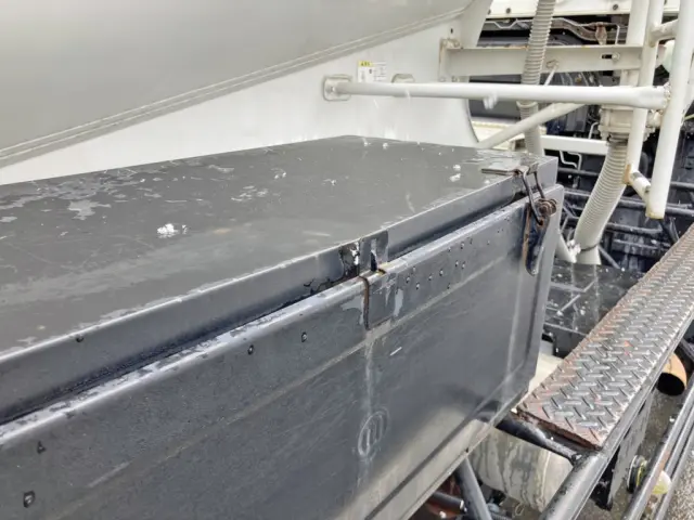 工具箱上部に少々ヘコミがあります。|いすゞ ギガ KL-CYL23Q4の写真31