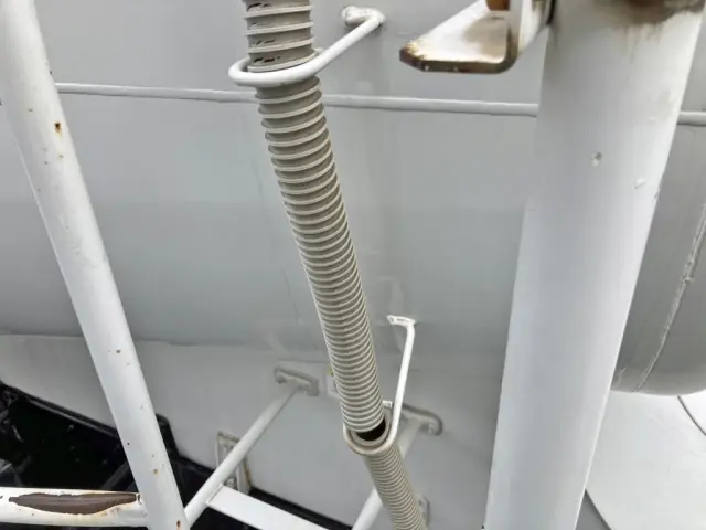 タンク運転席側前方下部の水抜きホースに破れがあります。|いすゞ ギガ KL-CYL23Q4の写真33
