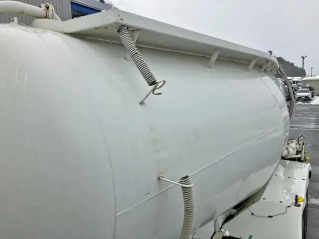タンク助手席側前方上部の水抜きホースが欠損しています。|いすゞ ギガ KL-CYL23Q4の写真35