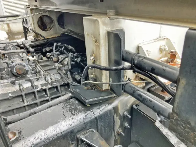 タンク前方助手席側のゴム板に少々ズレがあります。|いすゞ ギガ KL-CYL23Q4の写真37
