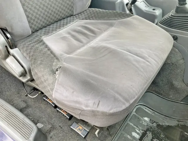 運転席座面にヘタリ・破れがあります。|いすゞ フォワード LKG-FVZ34U2の写真8