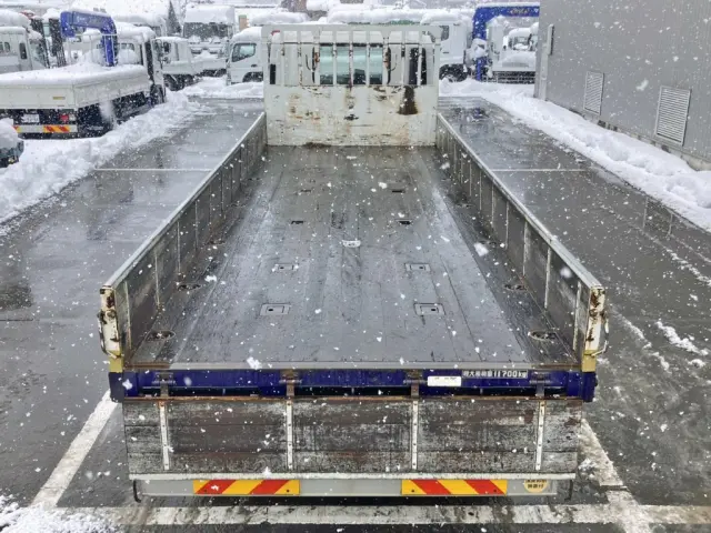 床は板張りです。|いすゞ フォワード LKG-FVZ34U2の写真9