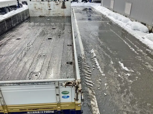 運転席側アオリに反りがあります。|いすゞ フォワード LKG-FVZ34U2の写真21