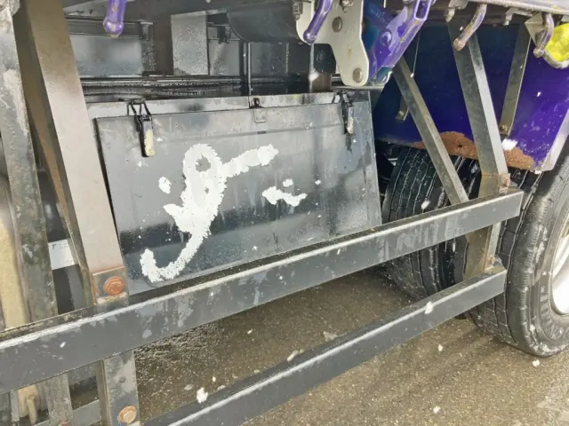 ボディー助手席側中央部に工具箱が付いています。|いすゞ フォワード LKG-FVZ34U2の写真22