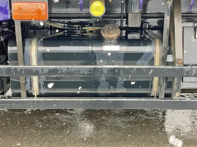燃料タンクは200Lです。|いすゞ フォワード LKG-FVZ34U2の写真28