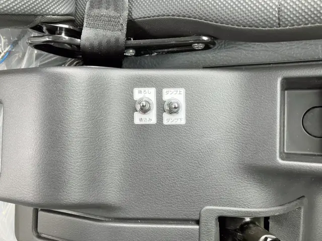 フックロールの脱着・ダンプアップの操作スイッチです。|三菱 ファイター 2KG-FK72F(2WD)の写真17