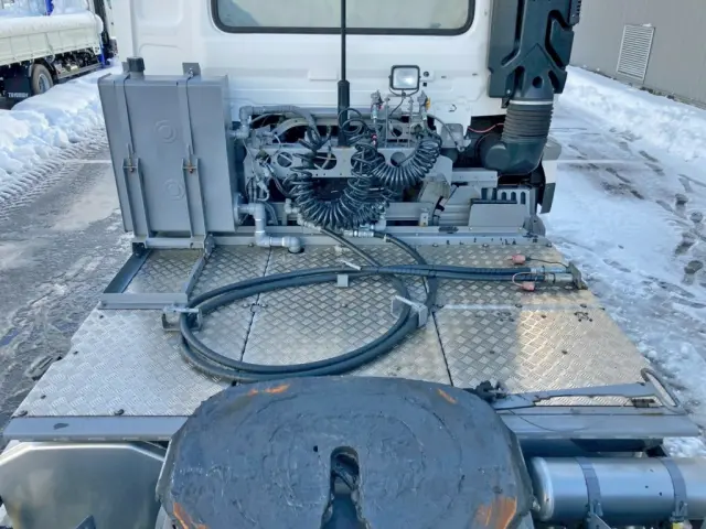 踊り場は縞板アルミです。|ＵＤ クオン 2RG-GK5DABの写真9