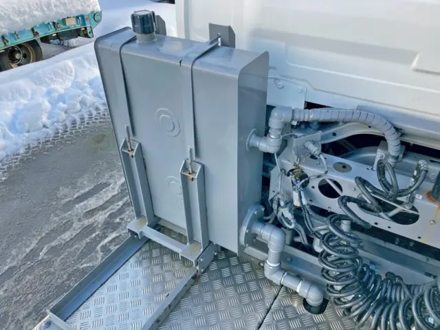 踊り場前方助手席側に作動油タンクが付いています。|ＵＤ クオン 2RG-GK5DABの写真12