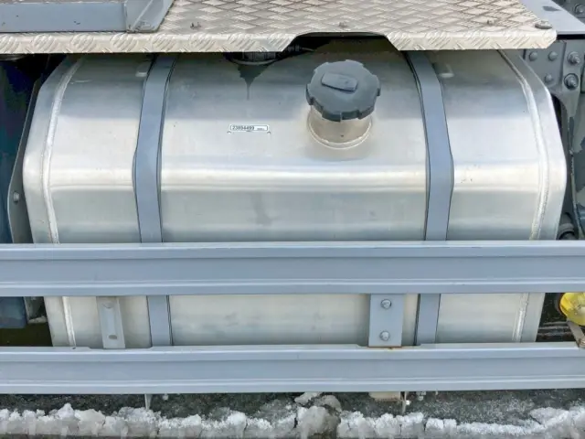 燃料タンクは300Lアルミ製です。|ＵＤ クオン 2RG-GK5DABの写真17